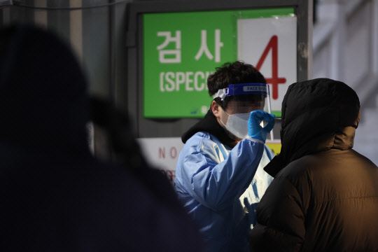 2일 오전 서울 용산구보건소 코로나19 선별진료소에서 시민들이 코로나19 검사를 받고 있다.  연합뉴스